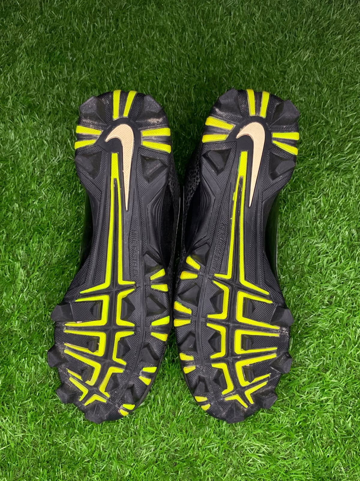 Sr000053 Nike Football Cleats Back View