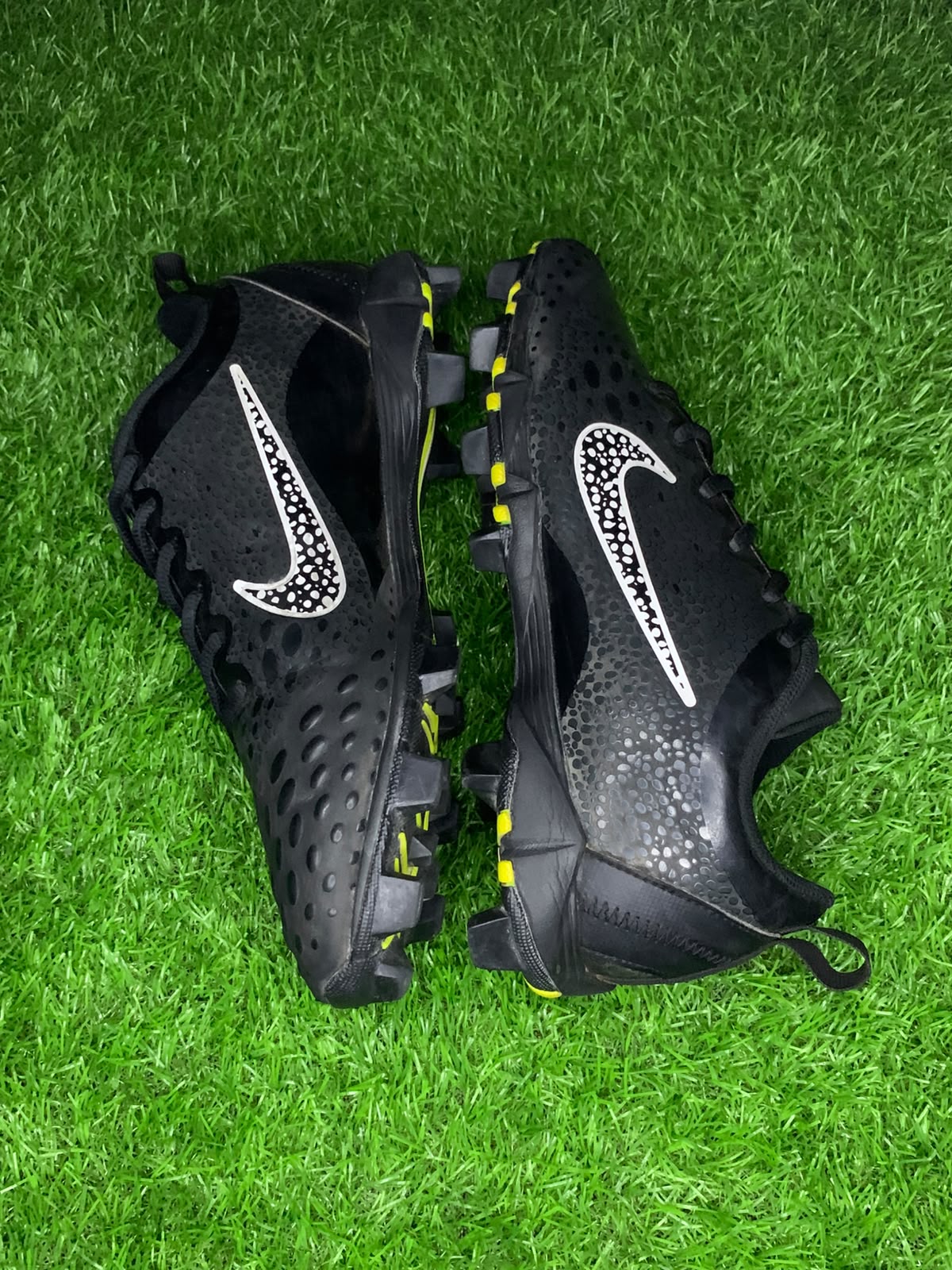 Sr000053 Nike Football Cleats Both Sides View
